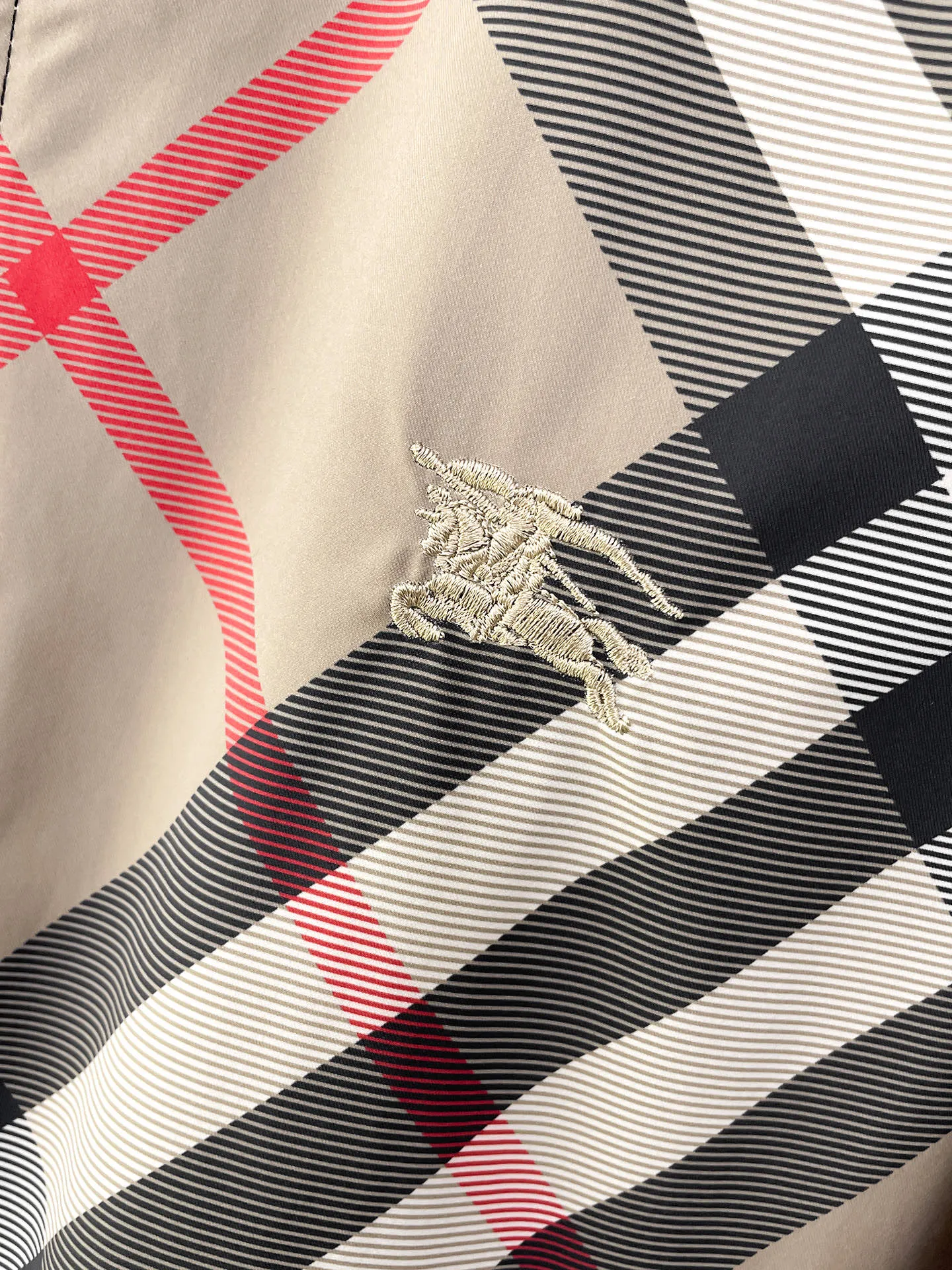 Burberry reversible, 2026 autumn New Arrival jacket, new show product‼ The product is in perfect condition, comfortable and warm, with three standard colors and full and attractive colors. The very outstanding design easily enhances the sense of fashion. The workmanship is extremely sophisticated and rigorous, and the wiring is neat and meticulous! A masterpiece from a famous designer! The upper body does not look bloated and is super handsome! In Stock Sizes：M～3XL